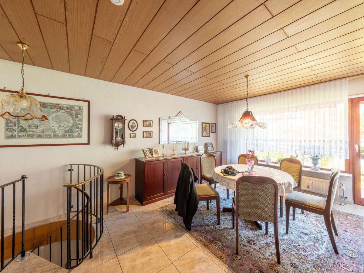 Essbereich Mit Wendeltreppe Zum Gartengeschoss