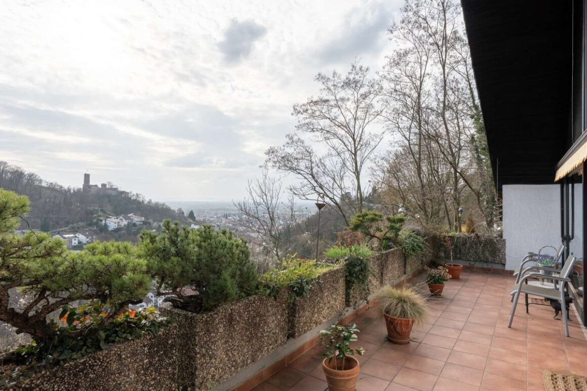 Großzügiger Balkon Und Außenbereich