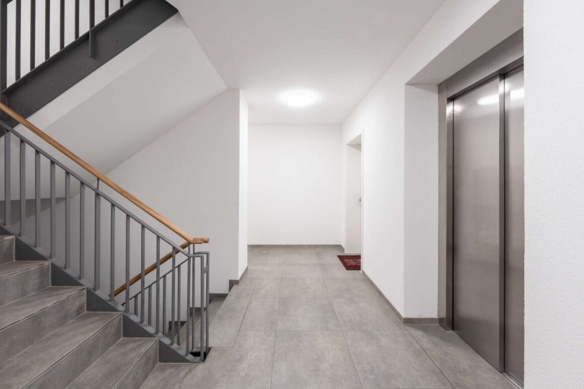 Treppenhaus Mit Personenaufzug