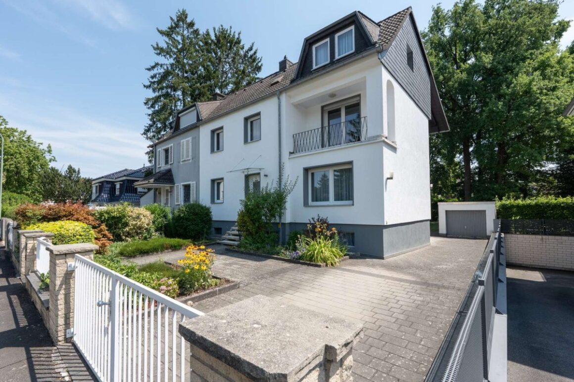 Eingangsbereich Und Garage