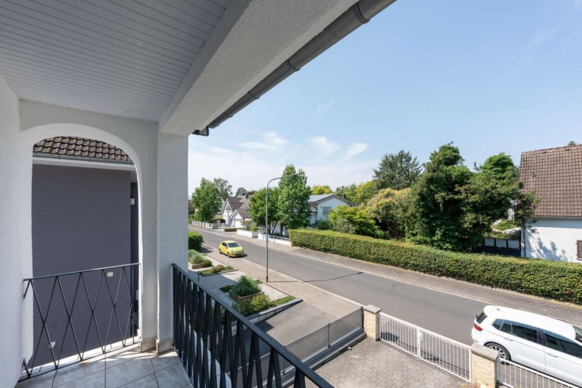 Balkon Straßenseite