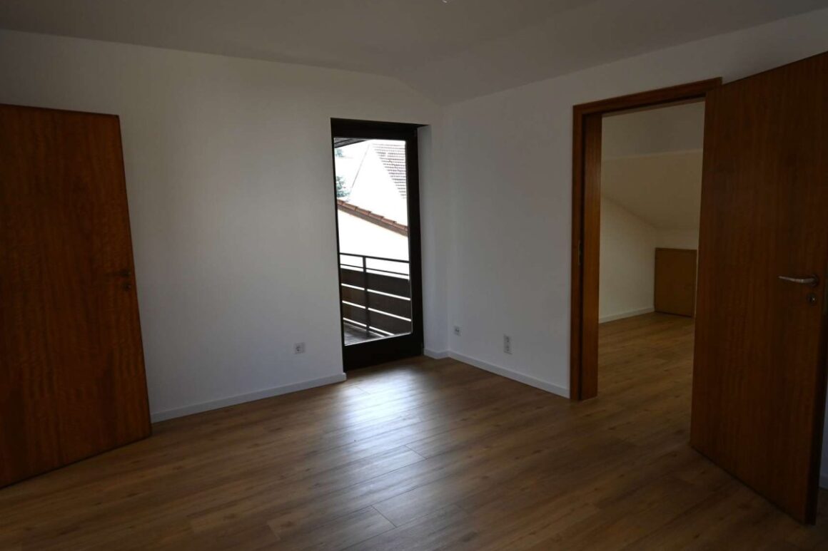 Schlafzimmer Mit Angrenzendem Begehbarem Kleiderschrank