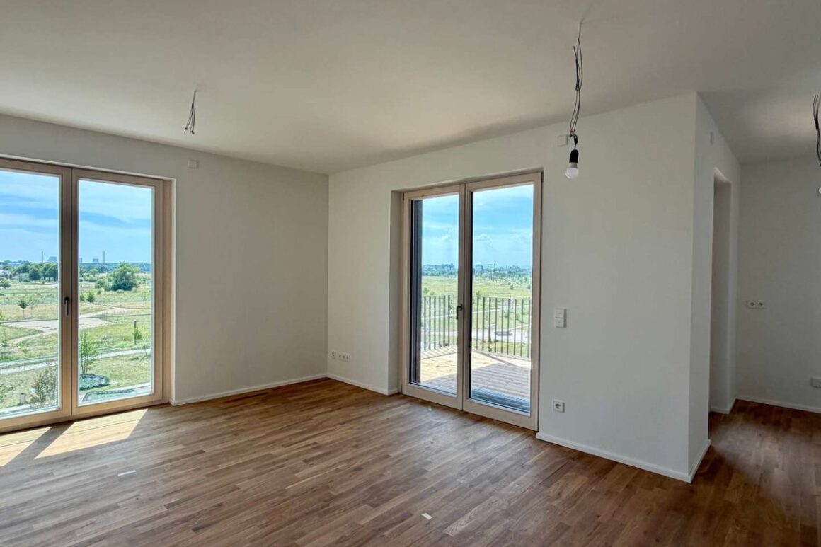 Wohnzimmer Mit Zugang Auf Balkon